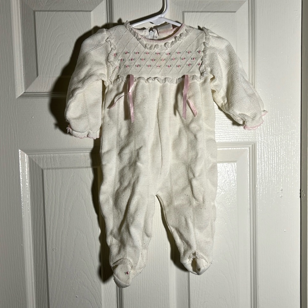 FRIEMANIT - vintage baby footie pajamas, white with pink roses & lace detailing